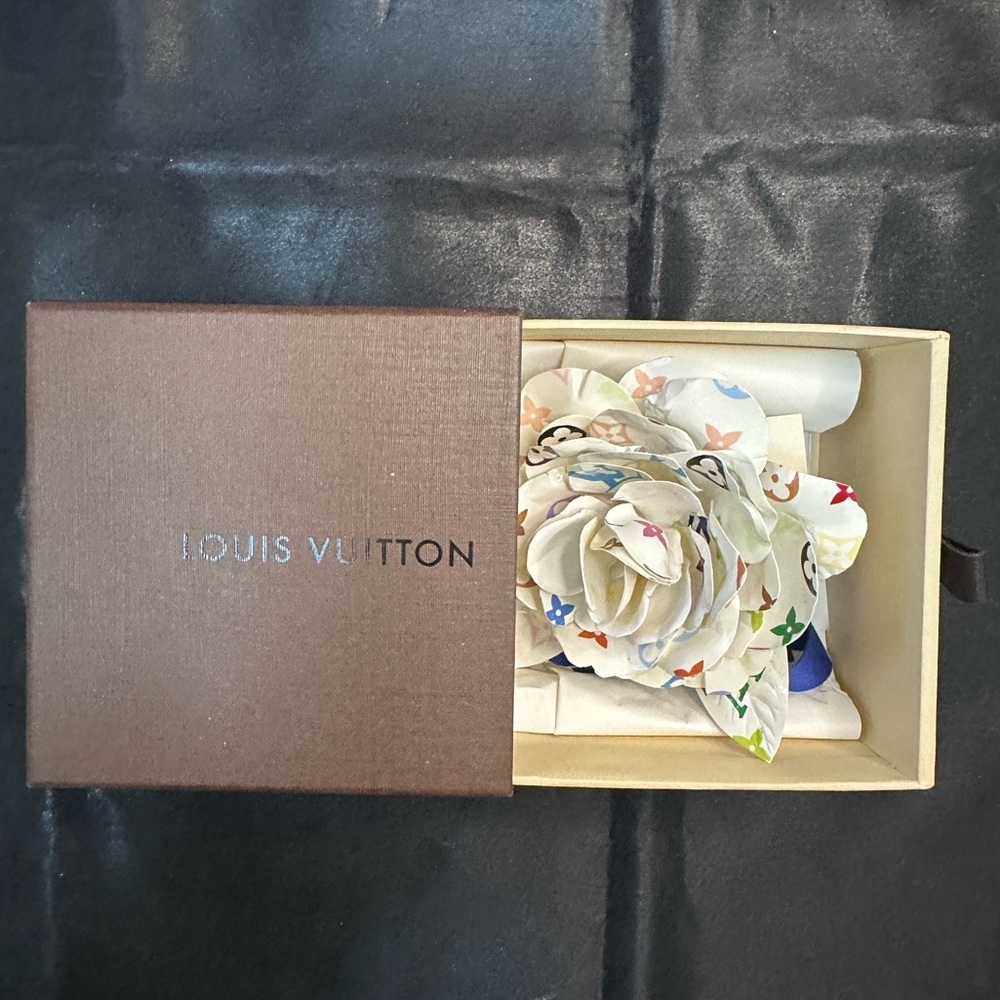 Louis Vuitton Takashi Murakami Mono Multi White Flower Rose Pin, Ribbon & Box - Picture 5 of 6